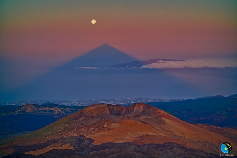 大型火山的三角形影子