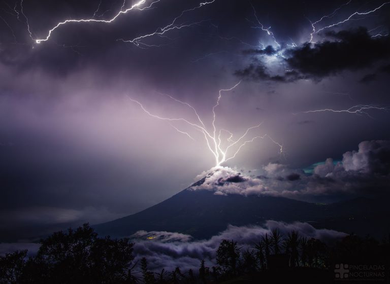 水火山上空的闪电