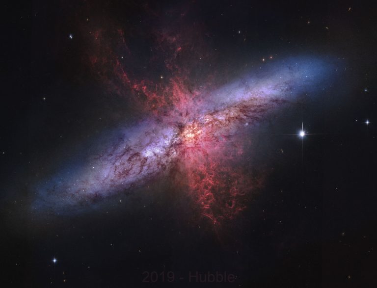 M82：吹出超级星系风的星系