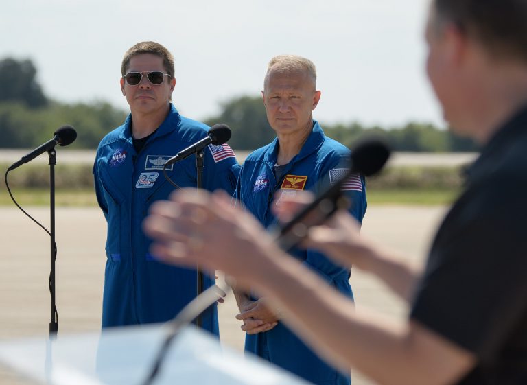 SpaceX Demo-2宇航员抵达肯尼迪航天中心