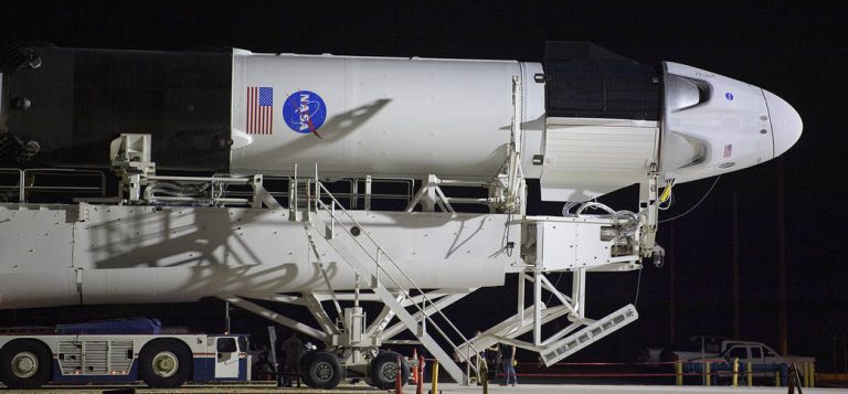 SpaceX Demo-2从水平整合设施中推出