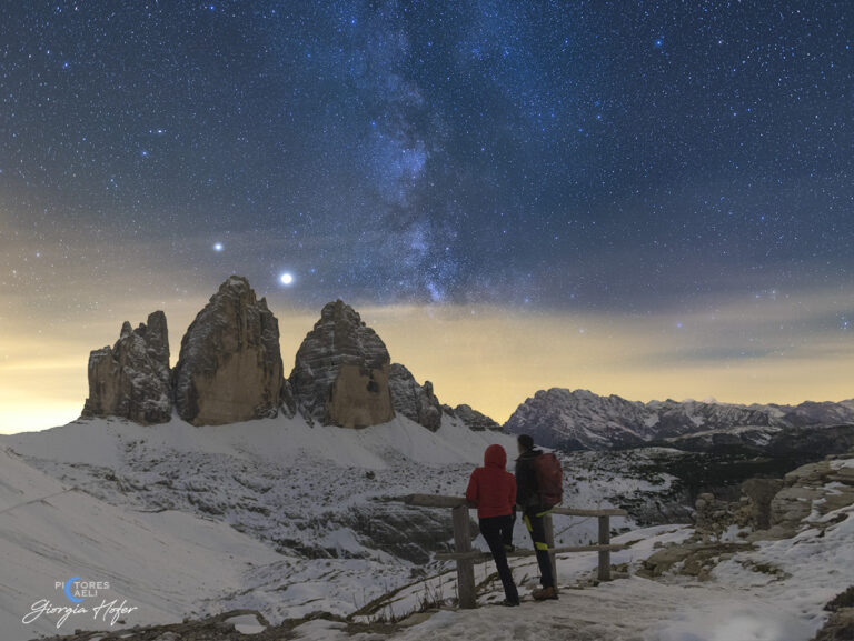 三尖峰上空的土星和木星