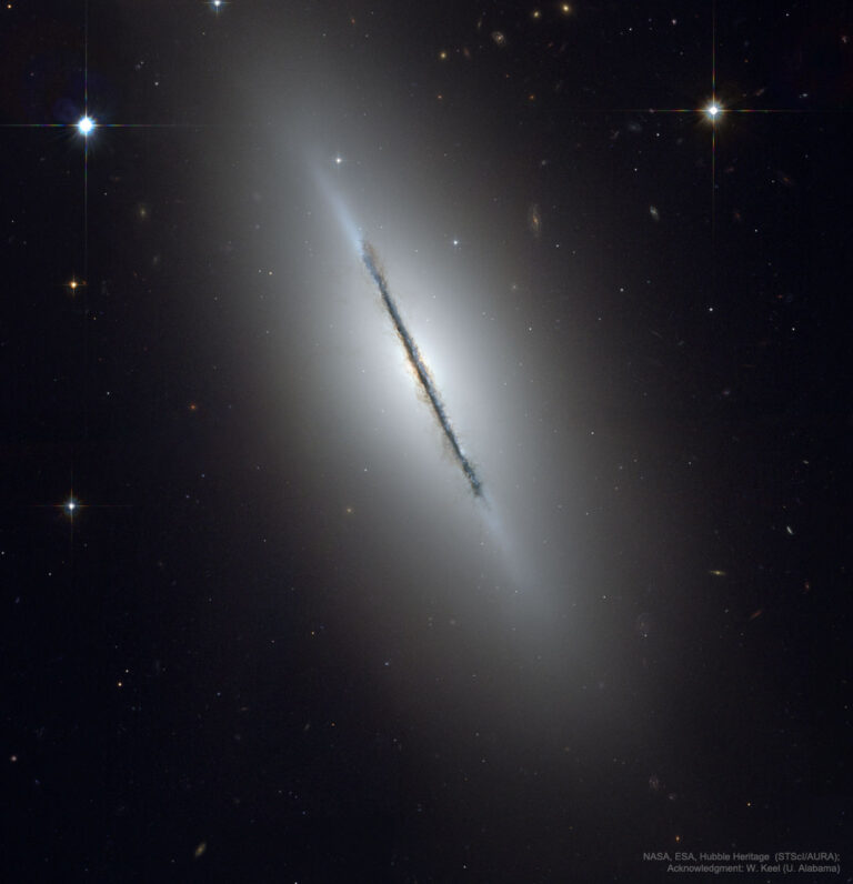 侧视星系NGC 5866