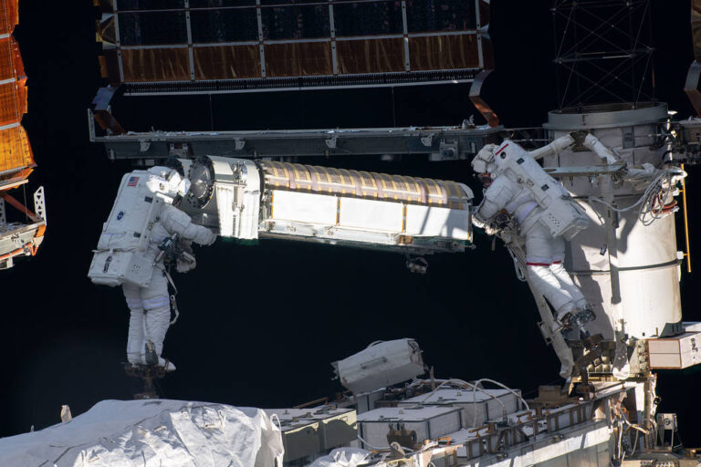 NASA和ESA宇航员继续安装空间站太阳能阵列