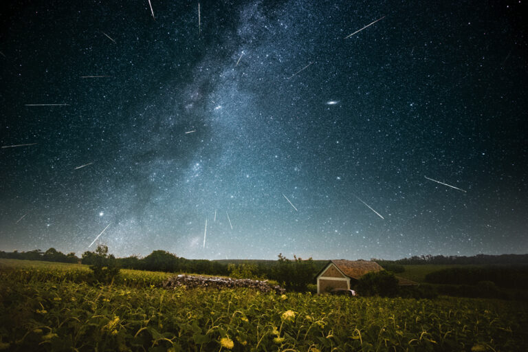 三个英仙座流星洒落的夜晚