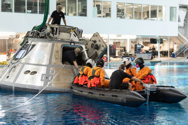 SpaceX Crew-3号宇航员的水上生存训练