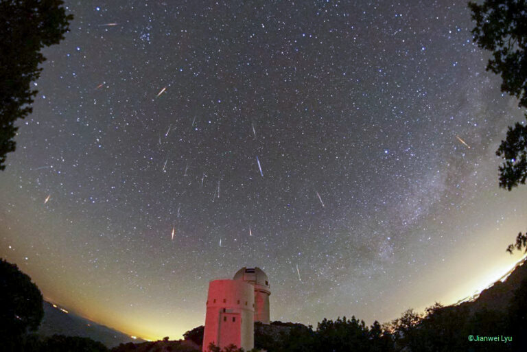 基特峰望远镜上方的武仙T流星