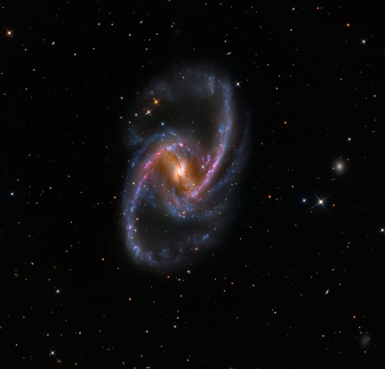 NGC 1365：壮丽的宇宙岛