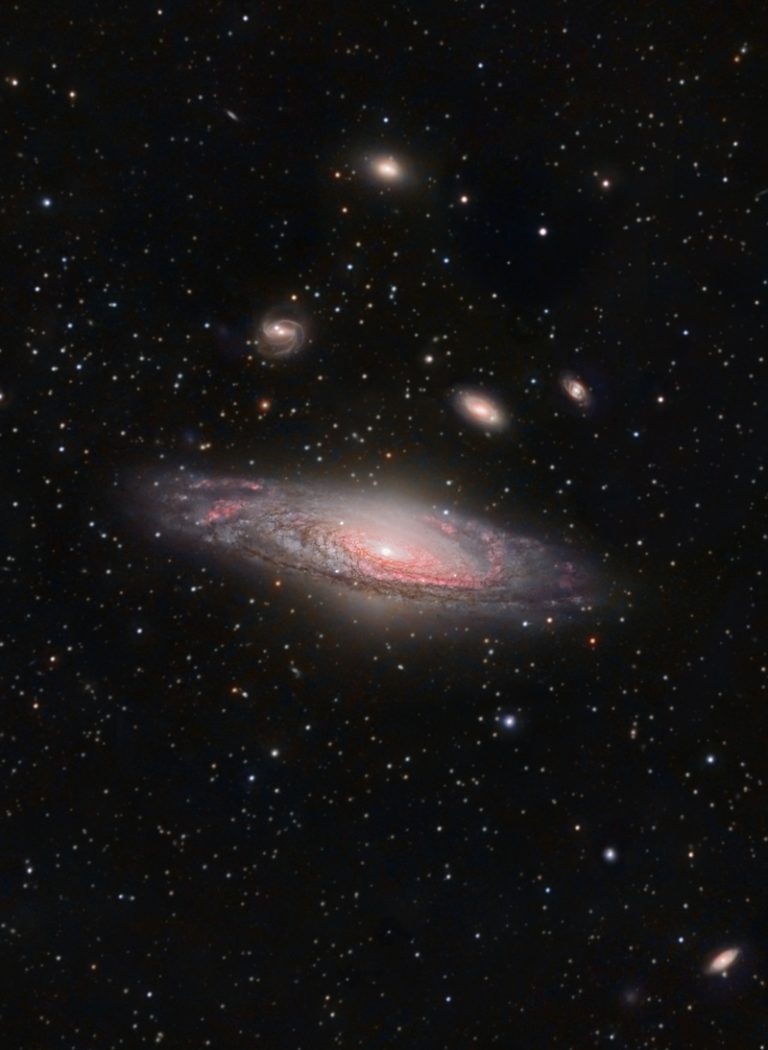 NGC 7331及其后方的天体