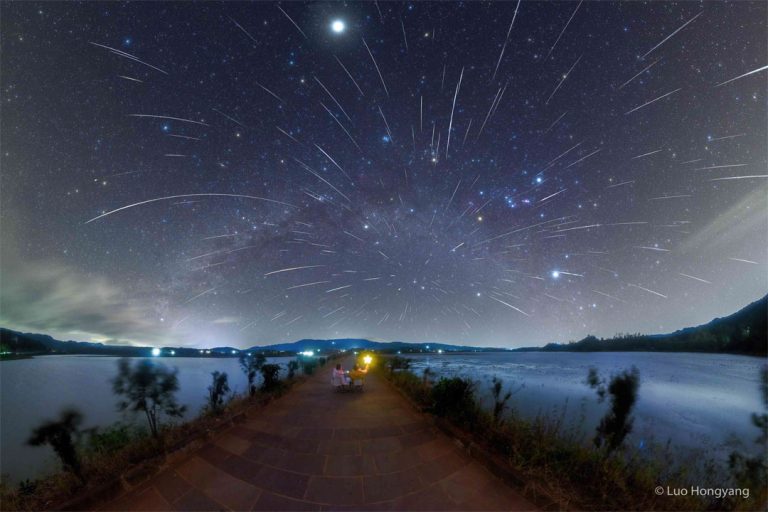 中国念湖上空的双子座流星雨