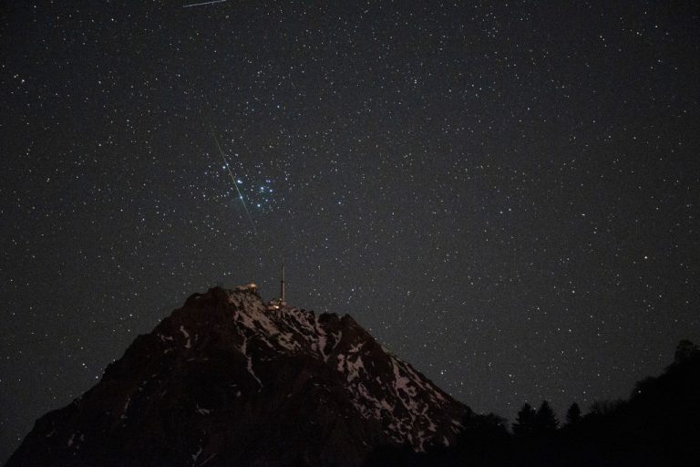 南峰上空的昴宿星团