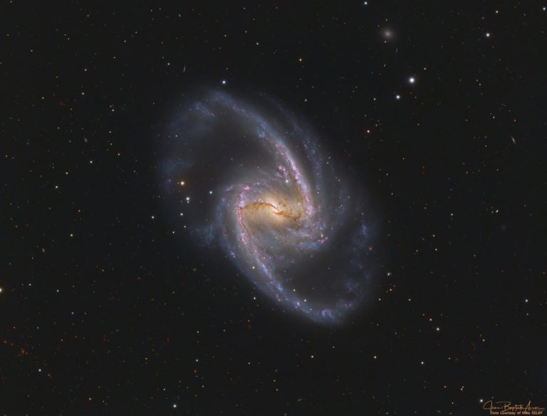 NGC 1365: 壮丽的宇宙岛