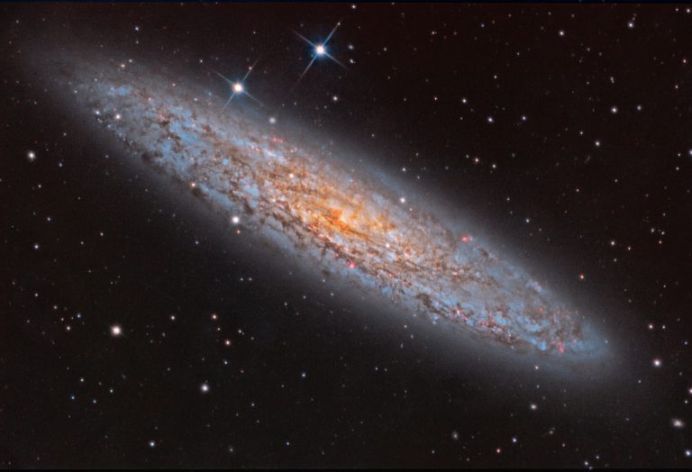 NGC 253: 满是尘埃的星系