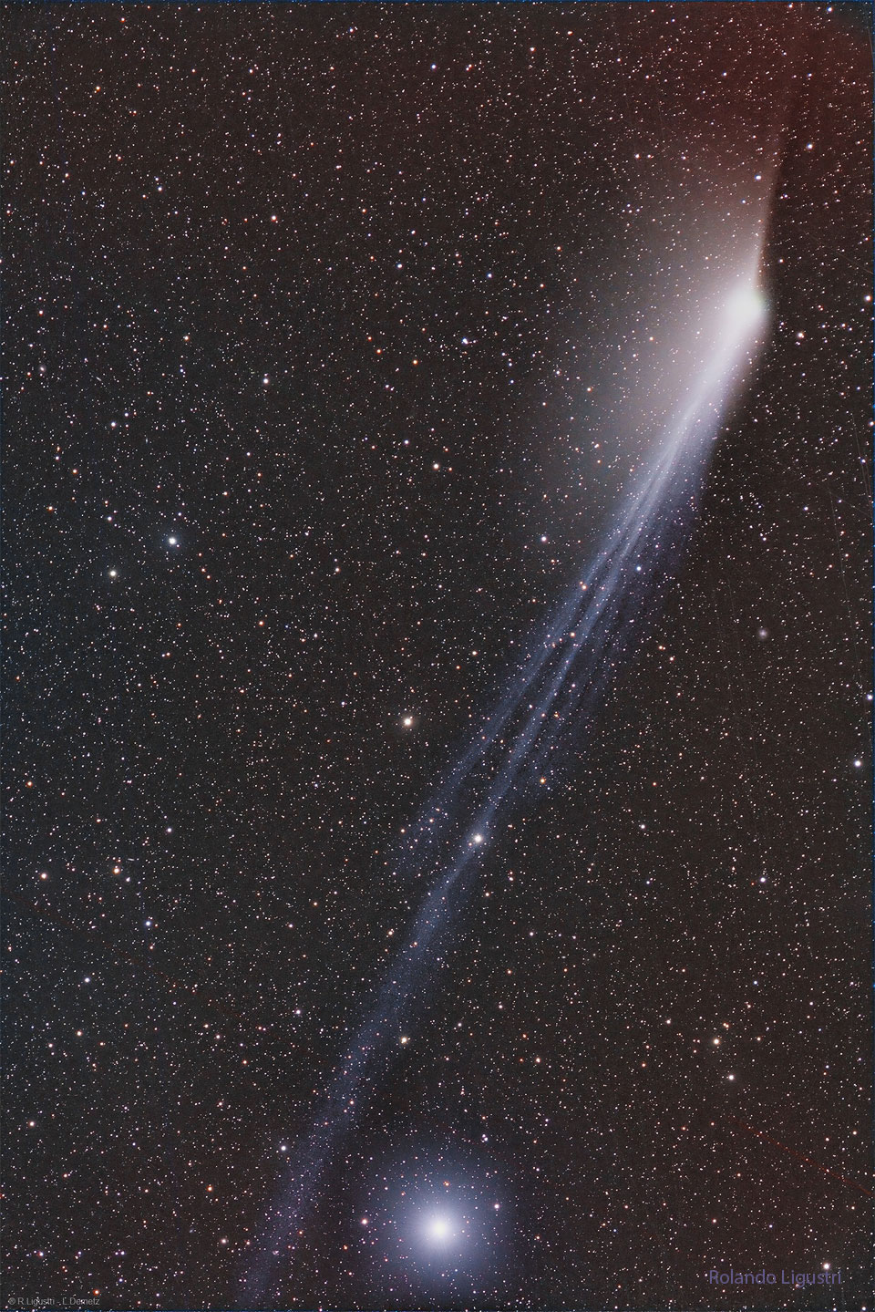 图中显示的是一片布满暗星的天空，其中的几缕光线延伸到了图像的长度。这是彗星12P的两条彗尾。在画面底部附近可以看到一颗特别明亮的恒星。有关更多详细信息，请参阅说明。