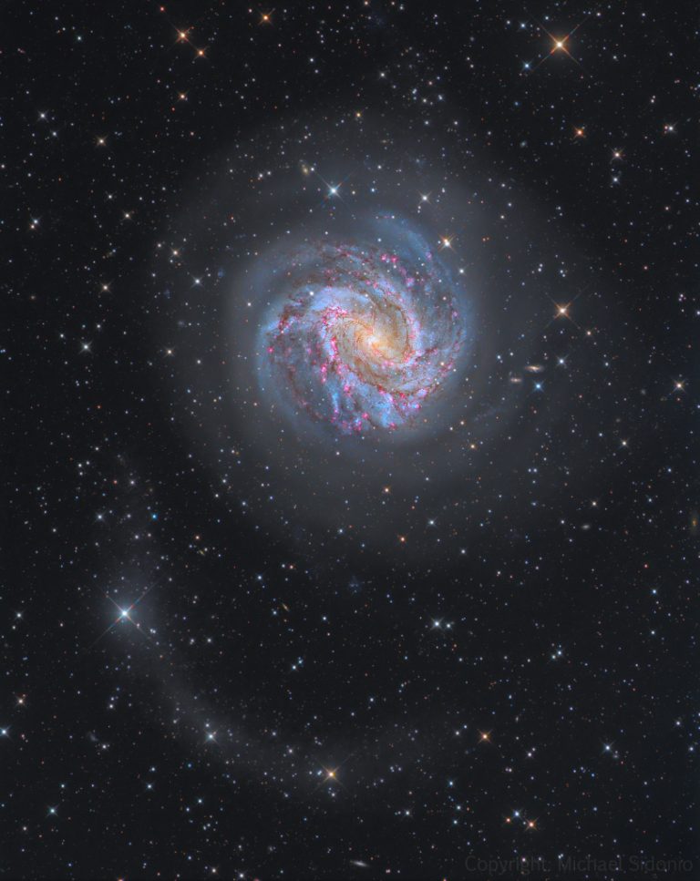 M83: 恒星流与千颗红宝石