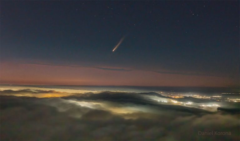 墨西哥上空的紫金山-阿特拉斯彗星