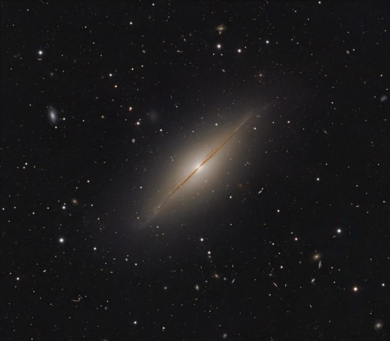 NGC 7814: 小草帽星系