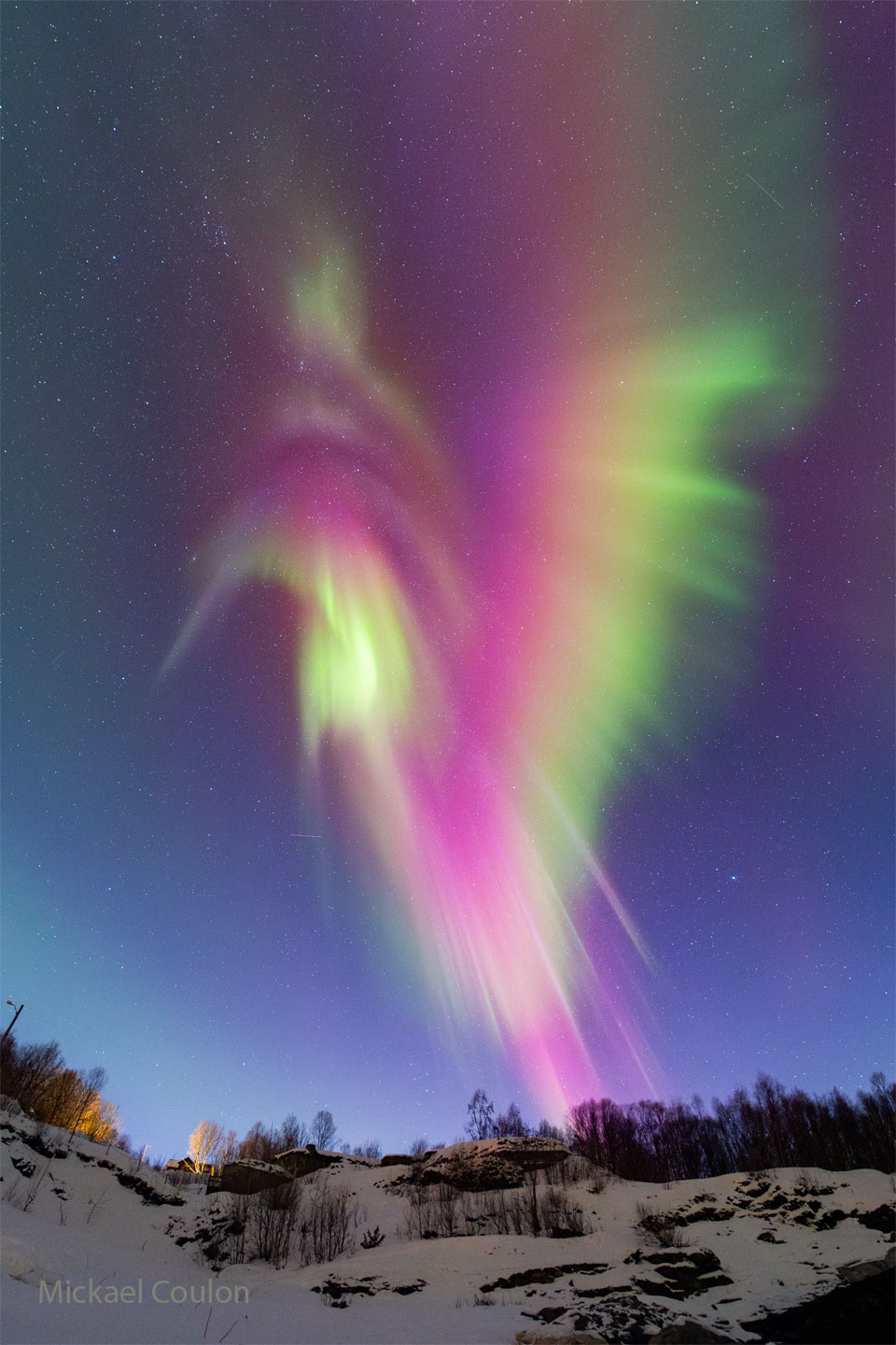 星空下是一片雪景。红、绿、黄、紫、白四色的大型极光占据了整个画面。有关更多详细信息，请参阅说明。