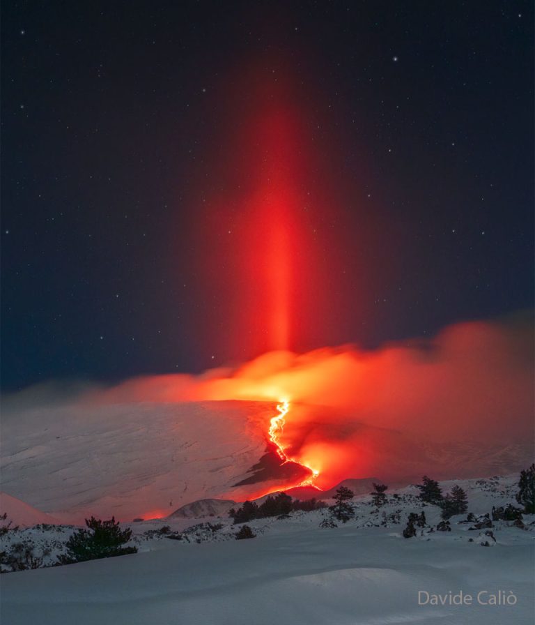 爆发中埃特纳火山上空的光柱