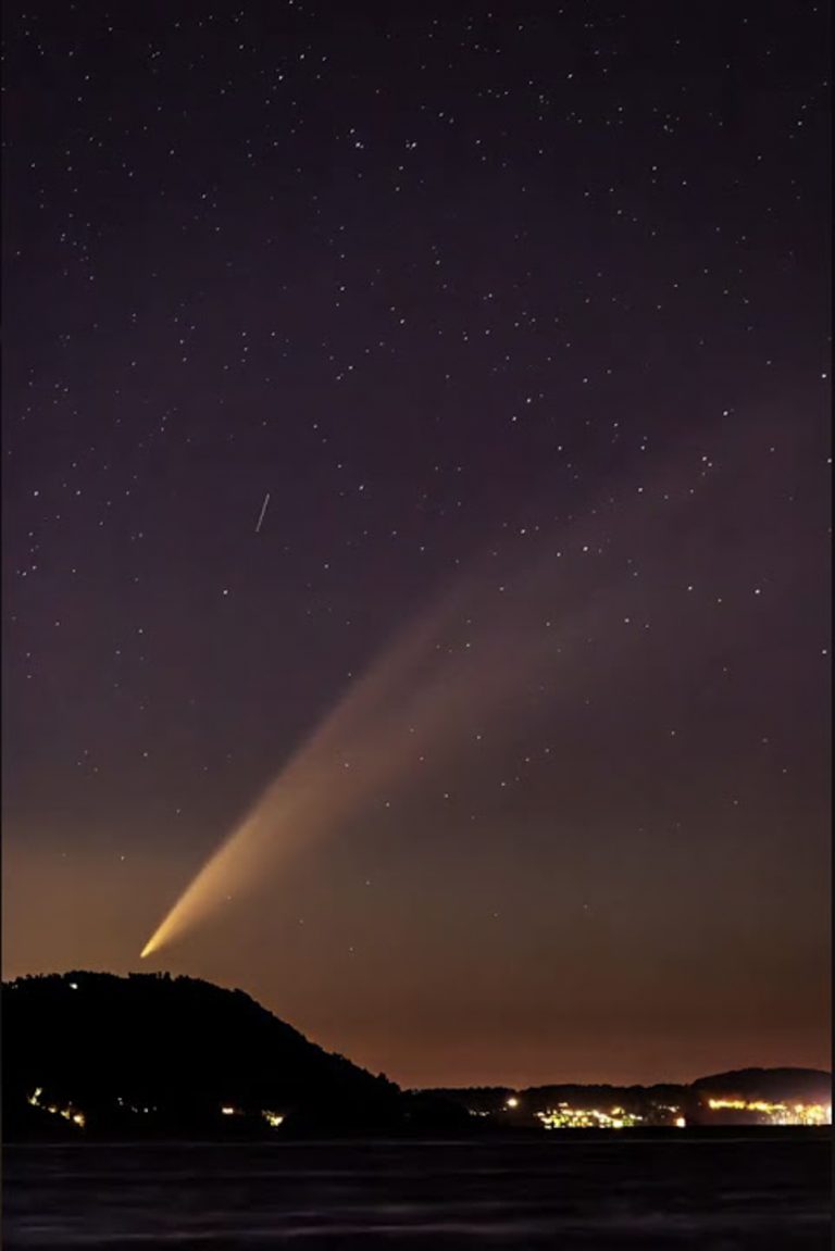 智利山丘上空西落的阿特拉斯彗星